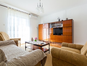 Living room - Pleasant Apartment in Malinska With Balcony (Malinska-Dubasnica)