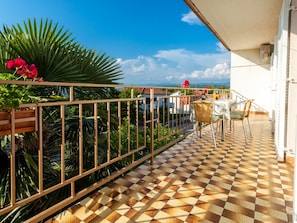 Balcony - Pleasant Apartment in Malinska With Balcony (Malinska-Dubasnica)