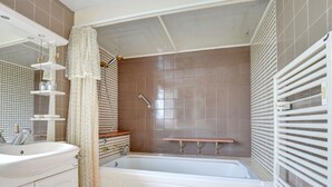 Bathroom - Large Holiday Home With View of the Beach and Sea, With its own Terrace (Saundersfoot)