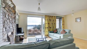Living room - Large Holiday Home With View of the Beach and Sea, With its own Terrace (Saundersfoot)