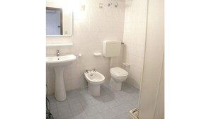 Bathroom - Sundrenched Holiday House, Near the Beach in Rosolina Mare (Rosolina)