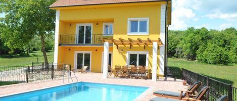 Villa | Basseng | Innendørsbasseng og utendørsbasseng