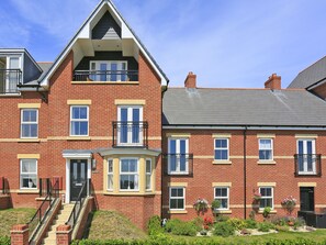 Exterior - Modernly Furnished Holiday Home With Balcony, Near Felixstowe Beach (Felixstowe)