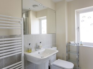 Combined shower/bathtub, towels - Modernly Furnished Holiday Home With Balcony, Near Felixstowe Beach (Felixstowe)