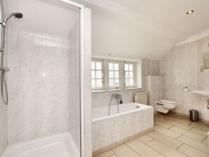 Villa | Badezimmer | Duschwanne