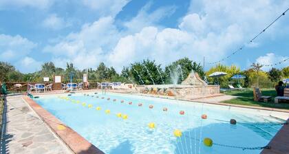 Belvilla by OYO Large Farmhouse With Pool