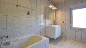 House | Bathroom | Combined shower/tub, towels - Comfortable Cottage in the Heart of a Beautiful Natural Area With Private Ponds (Bertogne)