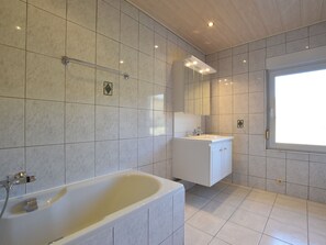 House | Bathroom | Combined shower/tub, towels