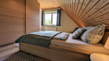 Apartment | 2 bedrooms, individually furnished, bed sheets