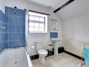 Combined shower/bathtub - Comfy Holiday Home in Talley With Garden (Llandeilo)
