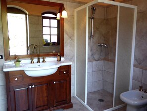 Bathroom - Tranquil Villa in San Romano di Garfagnana with Hot Tub (San Romano in Garfagnana)