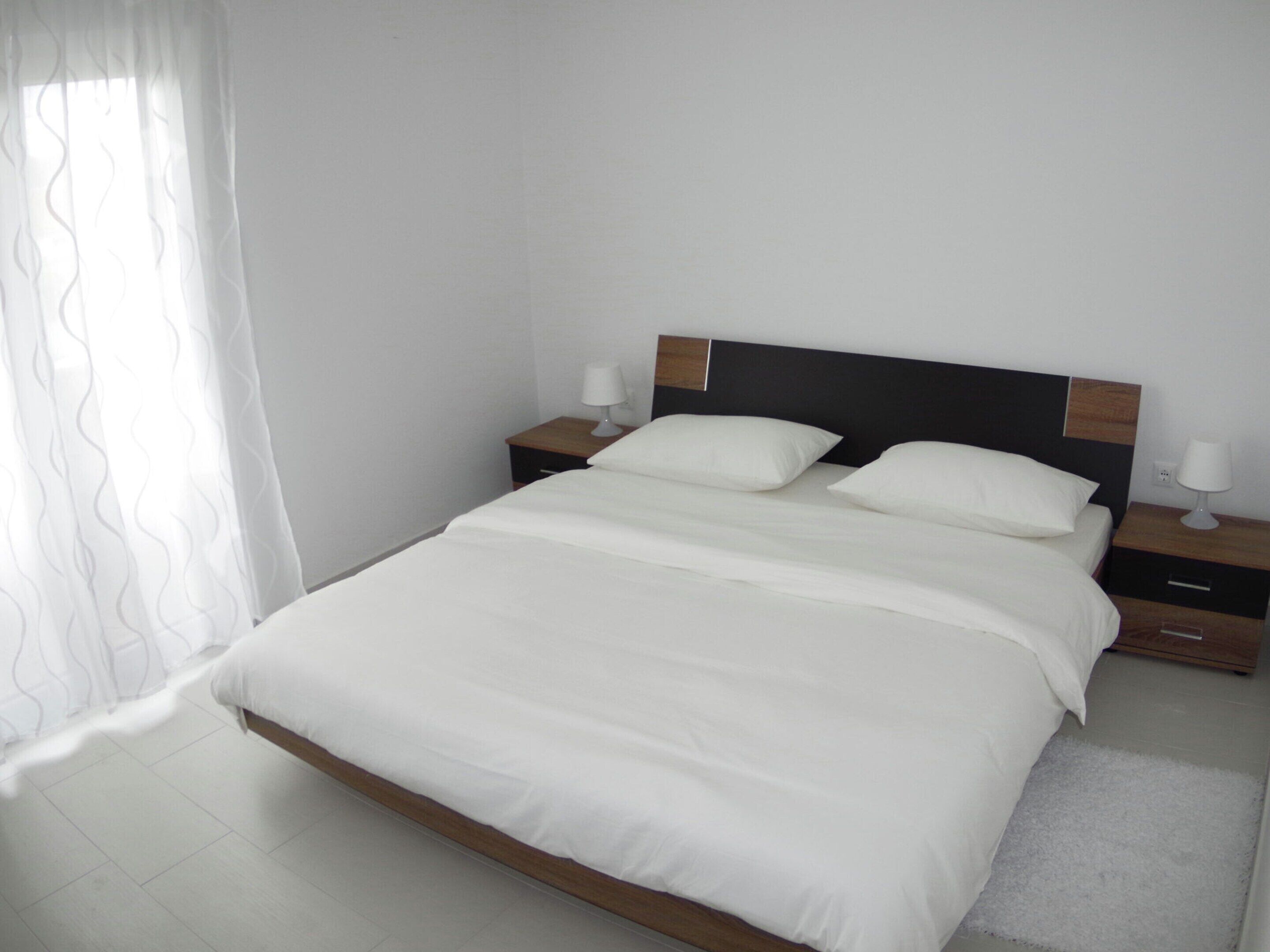 2 عدّة غرف نوم وطراز فريد لكل وحدة وملاءات أسرّة