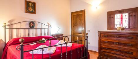 House | 2 bedrooms, individually furnished, bed sheets