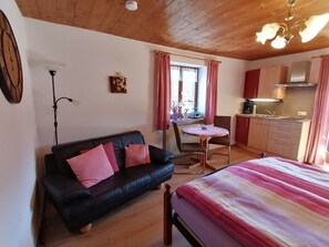 1 habitación, muebles diferentes y ropa de cama