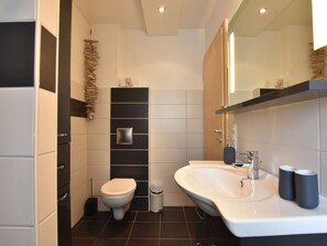 Bungalow | Bathroom | Shower, towels - Luxurious Bungalow in Elmenhorst-lichtenhagen With Garden (Elmenhorst/Lichtenhagen)