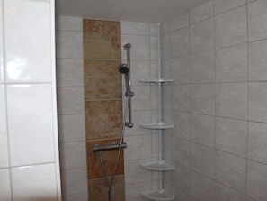 Bungalow | Bathroom | Shower, hair dryer, towels - Welcoming Bungalow in Marlow With Terrace (Marlow)