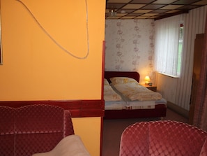 Bungalow | Living room - Welcoming Bungalow in Marlow With Terrace (Marlow)