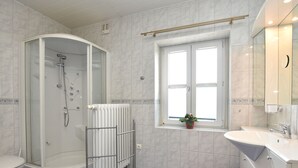 Bathtub - Lovely Apartment in Kühlungsborn With Fireplace (Kuehlungsborn)