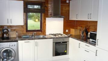 Chalet | Private kitchen | Fridge, microwave, oven, dishwasher
