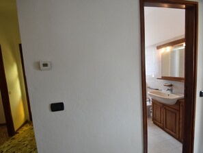 House | Bathroom - Pleasing Cottage in Cargiogo With Private Garden (Ghiffa)