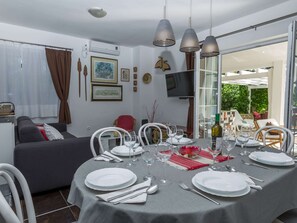 House | Dining - Holiday Home in Molat With Pool (Zadar)