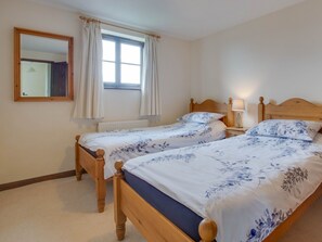 3 bedrooms, individually furnished, bed sheets - Cozy Farmhouse in Benenden With Terrace (Cranbrook)