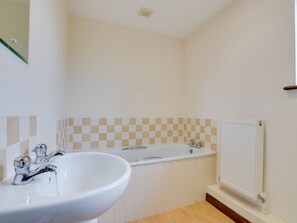 Shower, towels - Cozy Farmhouse in Benenden With Terrace (Cranbrook)