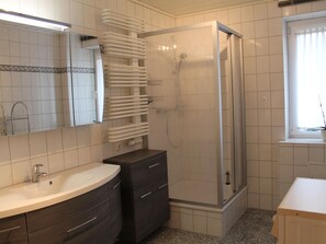 Apartment | Bathroom - Gemuetliche Wohnung in Kroepelin mit Terrasse (Kroepelin)