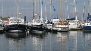 Un port de plaisance où sont amarrés de nombreux voiliers.