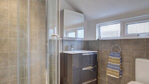Bathroom - Cosy and Well Presented Detached Bungalow, Near Croyde's Sandy Beach (Braunton)
