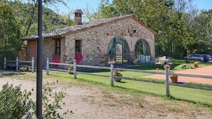 A stone building with arched windows and a small porch area. - Cottage in Todi With Pool and Terrace (Todi)
