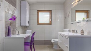 House | Bathroom - Amazing Holiday Home With Private Pool & Roof Terrace (Porec)