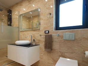 Villa | Bathroom | Shower, hair dryer, towels