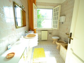 Villa | Badezimmer | Duschwanne, Handtücher