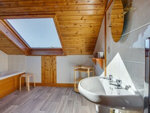 House | Bathroom - Modern Holiday Home in Moelfre Near Beach (Moelfre)