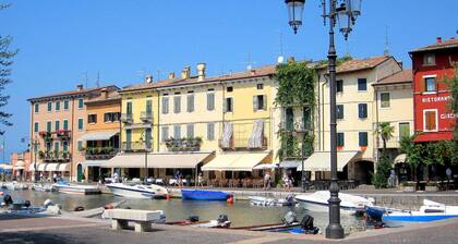 Residence and Quiet Residence With Pool, Near the Lake