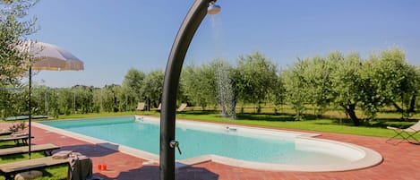 Una piscina techada, una piscina al aire libre