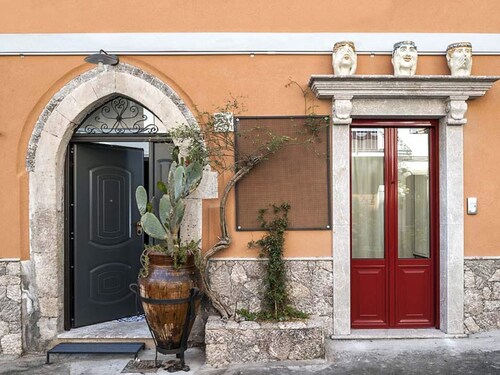 Pleasing House in the Center of the Famous Taormina Near the Sea