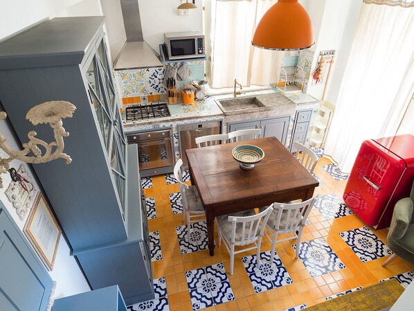 Maison | Cuisine privée | Réfrigérateur, chaise haute