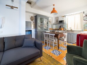 House | Dapur peribadi | Peti sejuk, kerusi tinggi 