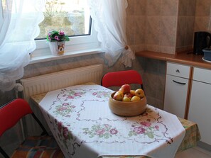 Apartment | Dining - Cosy Apartment With Terrace, Garden, Barbecue, Heating, Pond (Kroepelin)