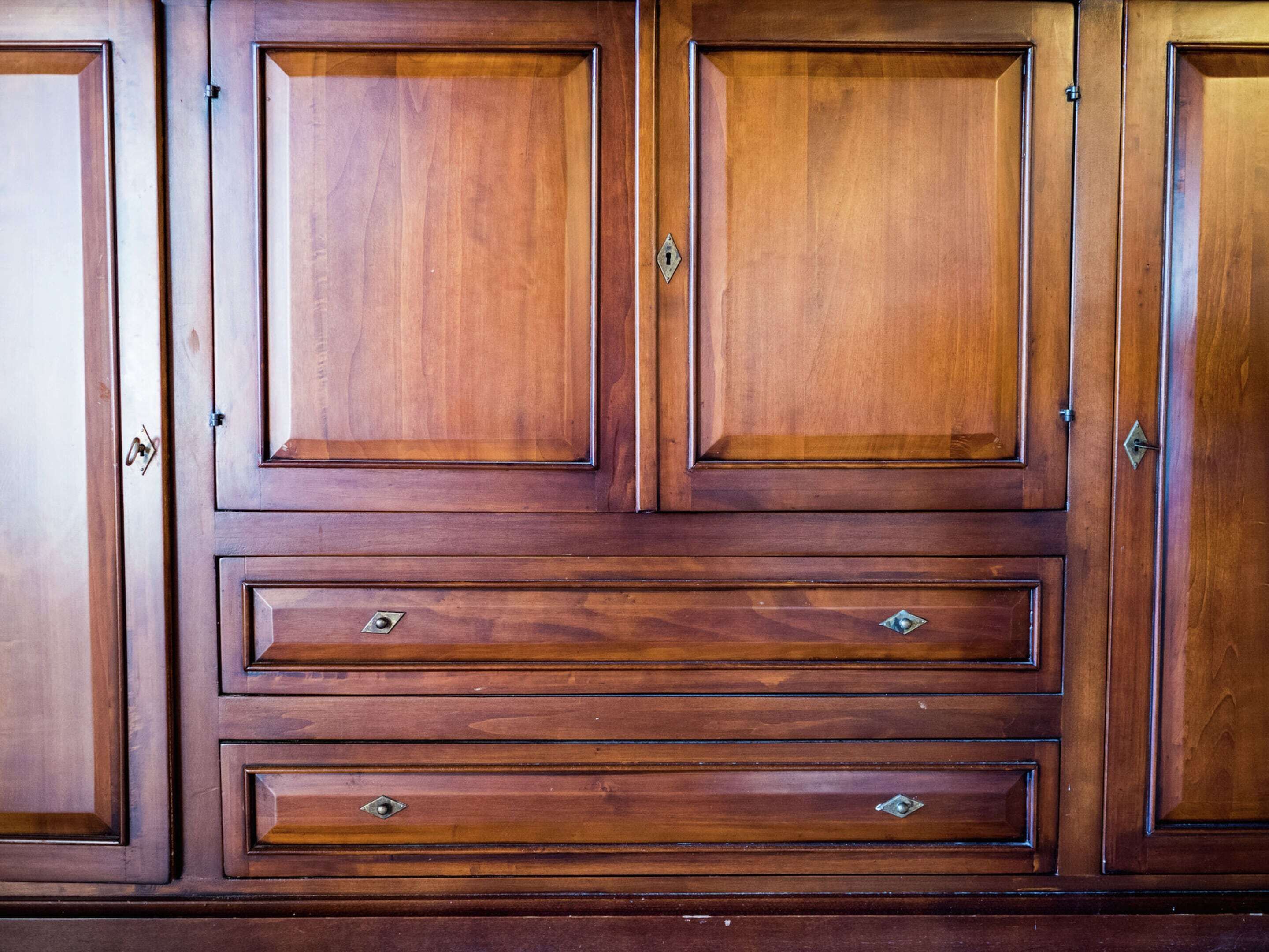 Un conjunto de armarios de madera con varios cajones y puertas.