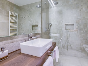 Villa | Bathroom | Shower, towels