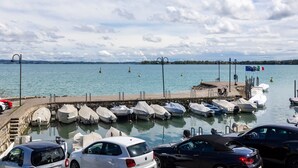 Un port de plaisance avec des bateaux amarrés, une jetée et une vue sur l’eau et le ciel.