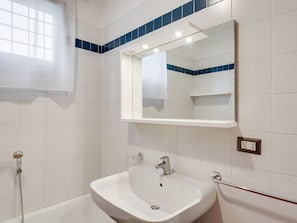 Shower - Beautiful Apartment With Scenery Near Lake Garda (Polpenazze del Garda)