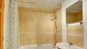 Bathroom - Beautiful Holiday Home With Private Garden and Close to the sea (Walsingham)