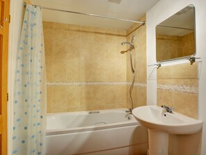 Combined shower/bathtub, towels - Beautiful Holiday Home With Private Garden and Close to the sea (Walsingham)