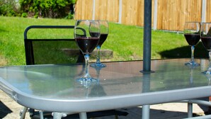 Outdoor dining - Beautiful Holiday Home With Private Garden and Close to the sea (Walsingham)