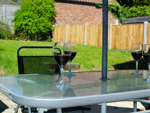 Outdoor dining - Beautiful Holiday Home With Private Garden and Close to the sea (Walsingham)