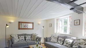 House | Living room - Cozy Holiday Home in Westleton With Garden (Saxmundham)